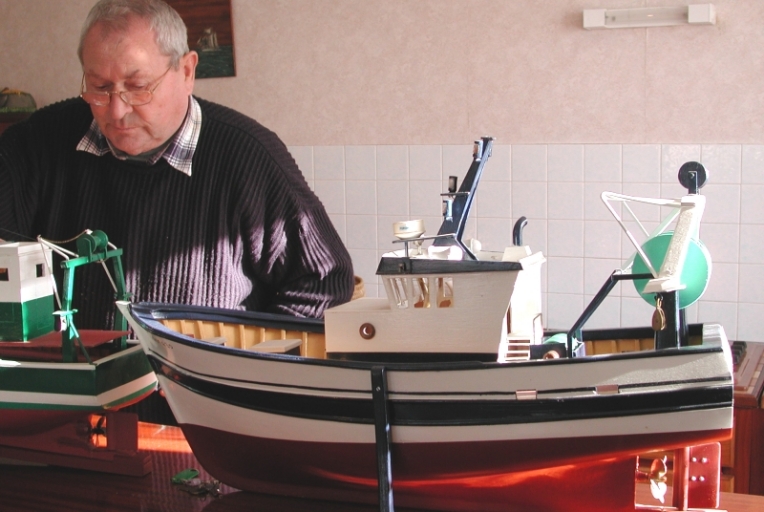 Robert Bouguet devant la maquette du Saint-André, chalutier de Dahouët