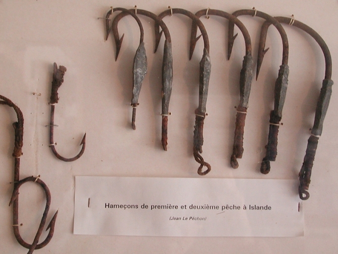 Hameçons de 1ère et 2e pêche en Islande (Atelier du Patrimoine) ; Série de haims ou hameçons pour la 1ère et la 2e pêche à la morue en Islande (Le Péchon, Atelier du patrimoine)