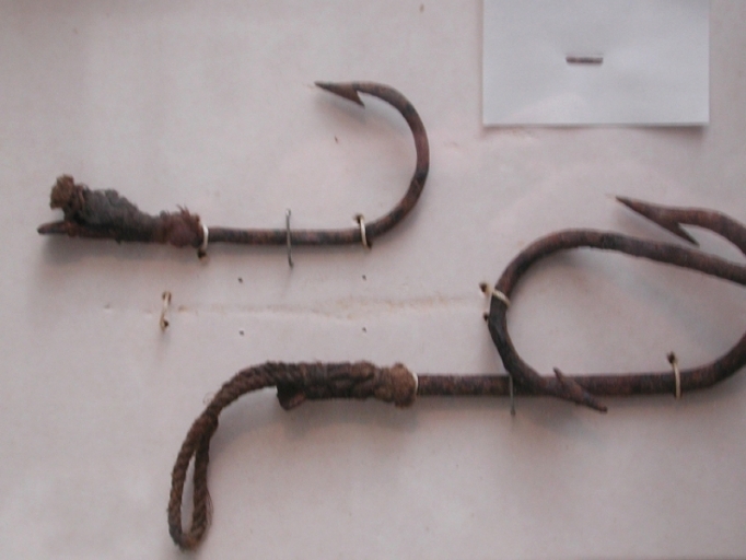 Hameçons plombés, munis d'une étingure, pour pêcher la morue (Atelier du Patrimoine) ; Détails du noeud d'amarrage des hameçons pour la pêche à la morue  (Atelier du Patrimoine de Dahouët)