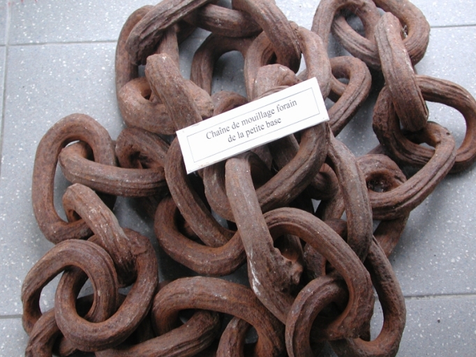 Chaîne de mouillage d'attente de la petite base à l'entrée du port (Atelier du Patrimoine)