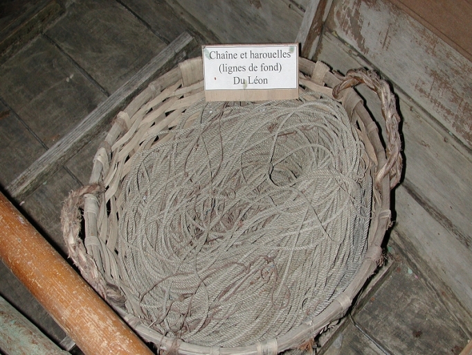 Mannes et harouelles au fond du doris (Doris de l'Atelier du Patrimoine) ; Manne de grande pêche avec ses lignes de fond ou harouelles (Atelier du Patrimoine)