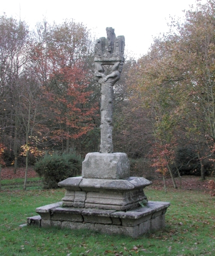 Vue générale (côté sud). ; Vue générale du calvaire de Croas-an-Herry (16ème siècle)