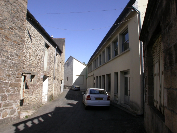 Distillerie, brasserie et usine de boissons non alcoolisées Duault, puis cidrerie Alfred Duault et Cie, 10, 12 rue Saint-Thurian ;  ruelle du Pissot (Quintin)