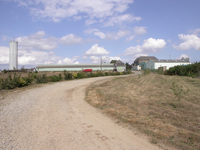 Vue générale sud-est du site : l'élevage de porcs (à gauche) et la laiterie (à droite).
