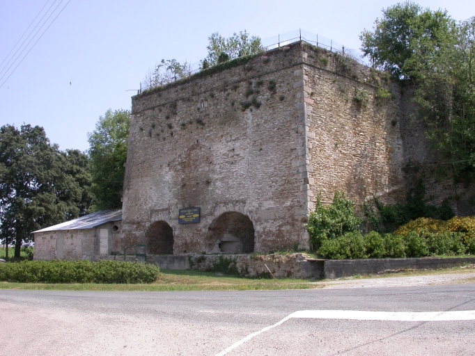 Massif des fours à chaux de Cartravers ; à son extrémité nord se situe un ancien bâtiment de stockage.