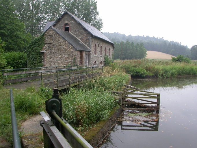 Vue générale sud-est : le moulin et ses ouvrages régulateurs.