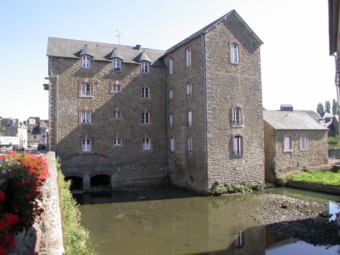 Moulins à farine et à tan, puis minoterie de la Ville, puis de la société Anonyme des minoteries Piéto, actuellement immeuble à logements, 13 rue du Docteur Lavergne (Lamballe fusionnée en Lamballe-Armor en 2019) 