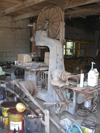 Machine à découper par scie dite scie à ruban Gillet