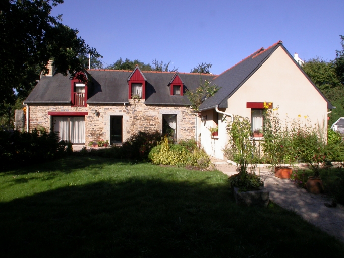 Le logement du meunier et le moulin (de gauche à droite), vue générale est.