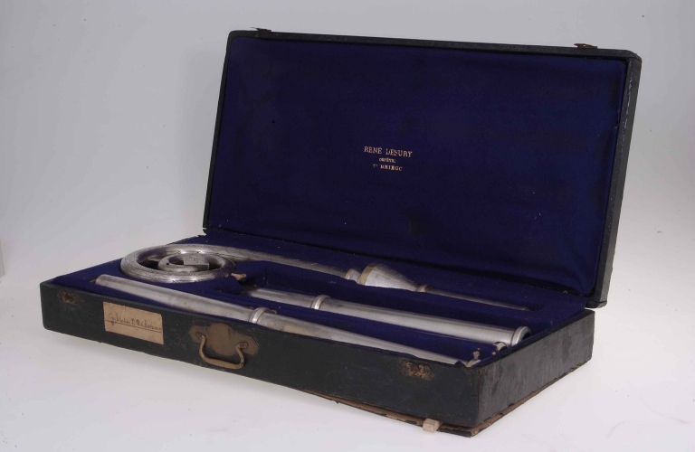 Crosse dans son étui : vue générale biaise