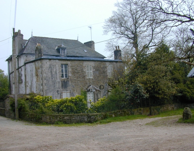 Vue générale prise de l'ouest. A droite, la stèle