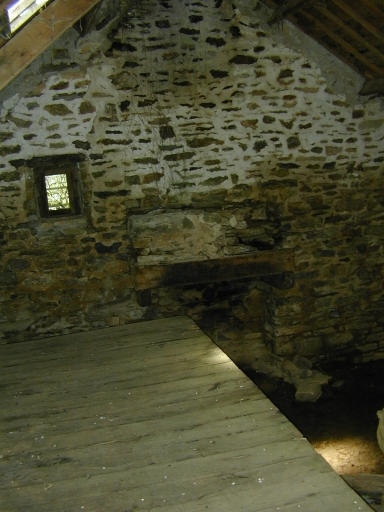 Intérieur, pignon ouest et cheminée