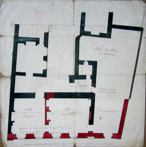 Plan au sol. En noir, parties existantes, en rouge, transformations projetées et réalisées. Dessin signé Guillois et Saint-Pierre, 1743 (Archives privées de Kernault, Mellac)