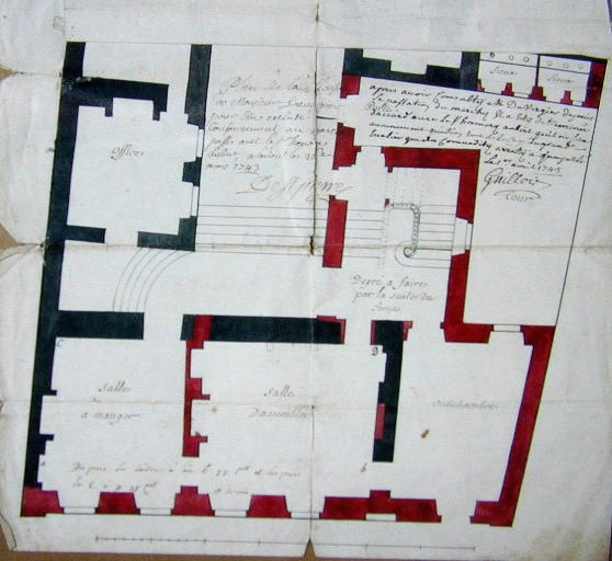 Plan au sol. En noir, parties existantes, en rouge. Projet non réalisé. Dessin signé Guillois et Saint-Pierre, 1743 (Archives privées de Kernault, Mellac)