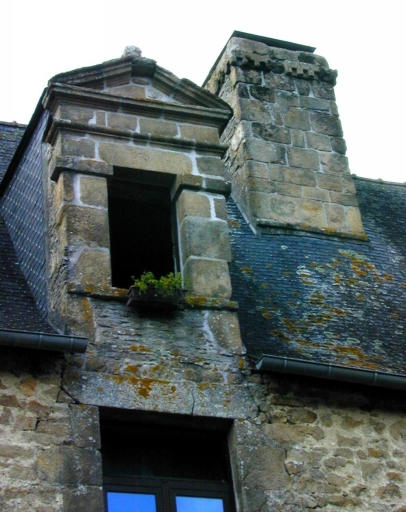 Partie sud, élévation est, lucarne et souche de cheminée