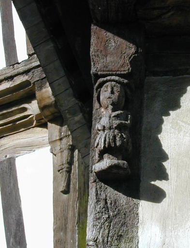Angle sud est, détail sculpté