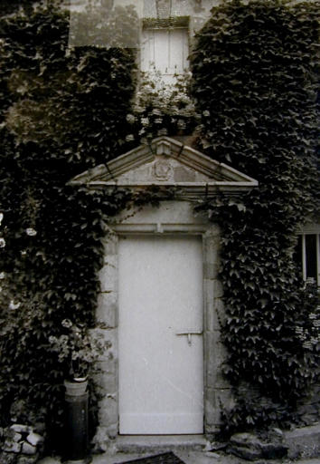 Manoir, élévation sud, détail d'une porte. Etat en 1974 (cl. M.M.Tugorès)