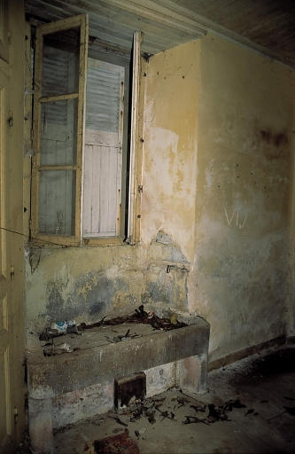 Arrière cuisine, évier. Etat en 1996 (cl. A. Pennec)