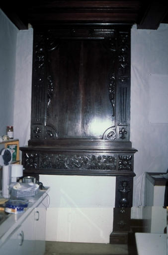 Salle est du rez-de-chaussée. Cheminée. Etat en 1996 (cl. A. Pennec)