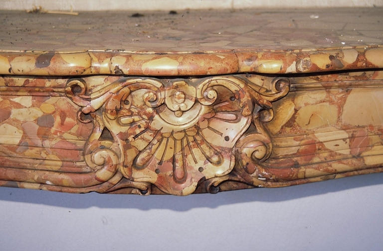 Premier étage, détail d'une cheminée. Etat en 1996 (cl. A. Pennec)