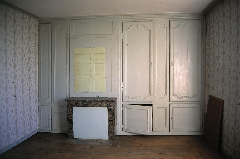 Premier étage, chambre. Cheminée et placards. Etat en 1996 (cl. A. Pennec)