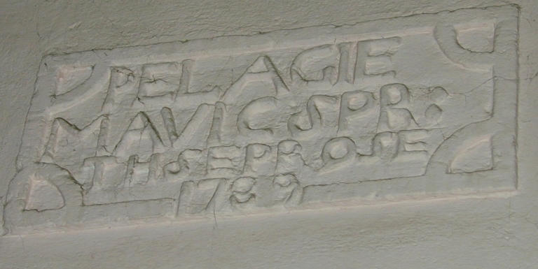 Mur est de la salle de sport : remploi d'une pierre gravée