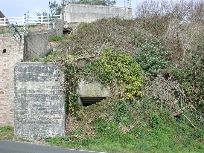 Vue de la casemate de type 667 SK des Quatre-Pompes : embrasure ; Vue de la casemate H 667 SK des Quatre Pompes