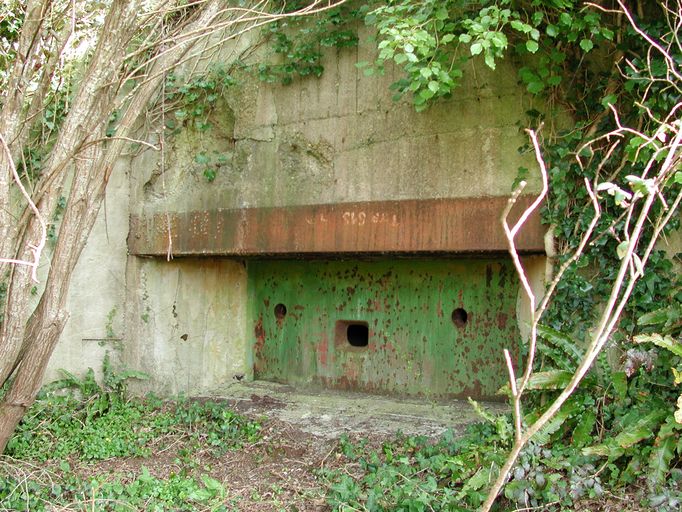 Vue du volet blindé de la casemate type 515 du Hildy ; Le Hidy, vue du volet blindé de la casemate type 515