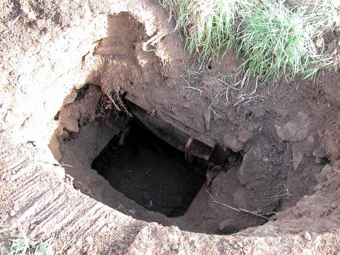 Vue de la casemate type 634 du Kerriou : cloche blindée découpée par les ferrailleurs dans les années 1960 ; Saint-Anne du Portzic, Kerriou, vue de la casemate type 634 : cloche blindée découpée par les ferrailleurs dans les années 1960