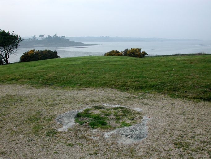 Vue générale (état en 2003). Implanté au centre de l'îlot, le bunker est remblayé. En arrière-plan, la côte de Saint-Pol-de-Léon et de Roscoff
