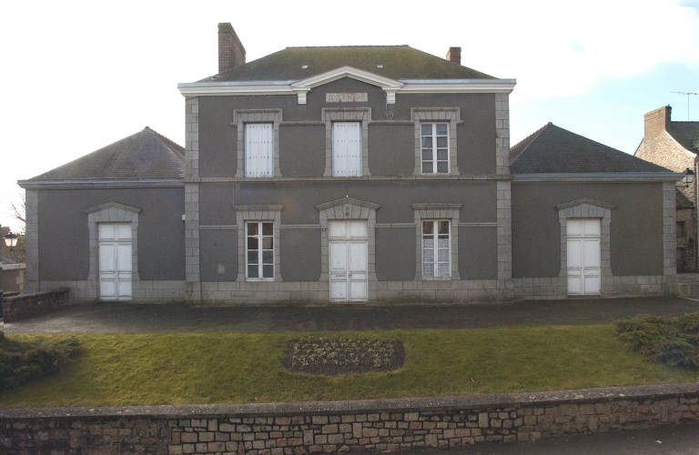 Mairie, école et poste, rue de la Poste (Le Pertre)