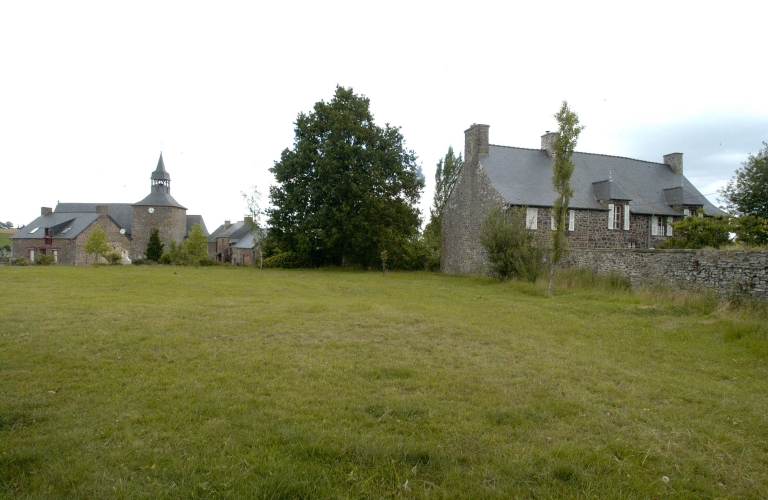 Vue générale depuis la rue principale ; L'église et le presbytère