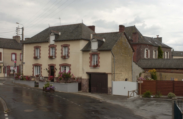 Vue sud ouest de la maison ; Maison de la place de l'Eglise