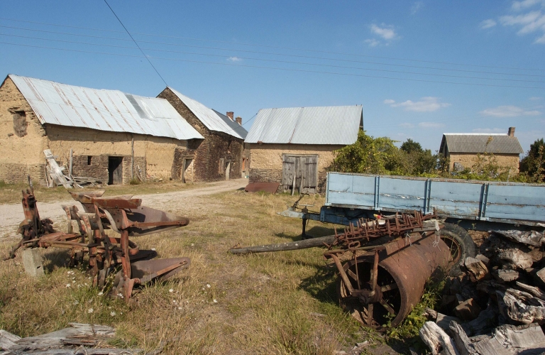 Vue de situation sud-ouest ; Le Frêne : vue générale de la ferme