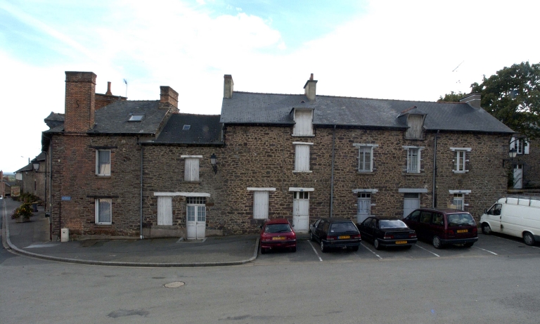 Vue de situation : maison à droite de l'image ; Vue générale nord : maison au centre ; La place de l'église : vue générale nord