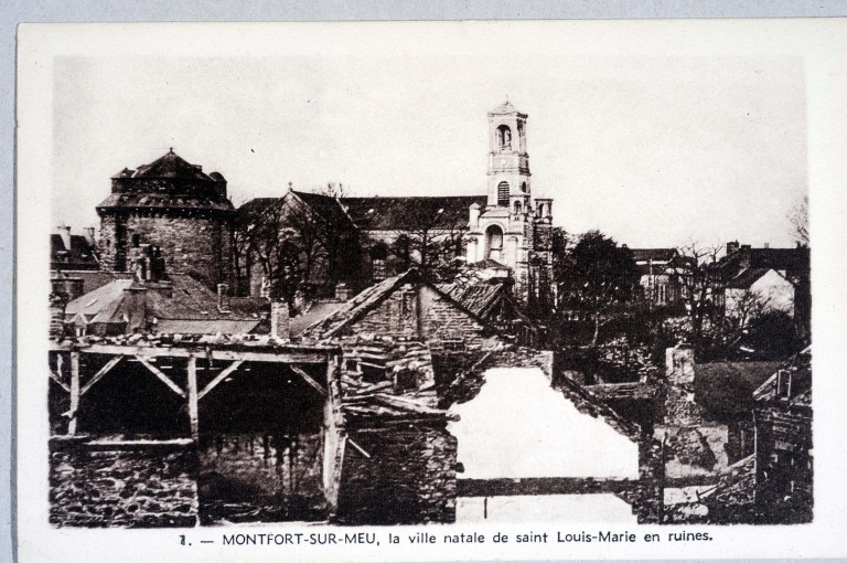 La ville en ruines sur une carte postale ancienne