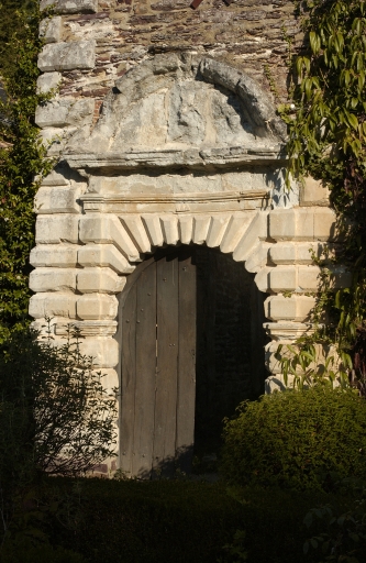 Chapelle : détail du portail sud