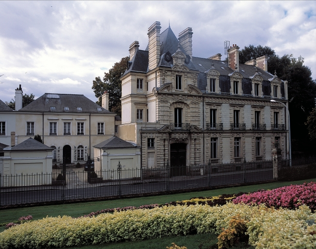 Vue de l'hôtel au n°8 rue de Paris ; Vue générale depuis le Thabord