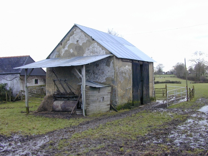 Vue générale nord-ouest ; La Maillardière : grange en terre du milieu du XIXe siècle