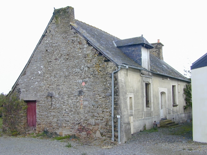Vue générale sud-ouest ; Le Haut du Bourg : maison du XVIIIe siècle