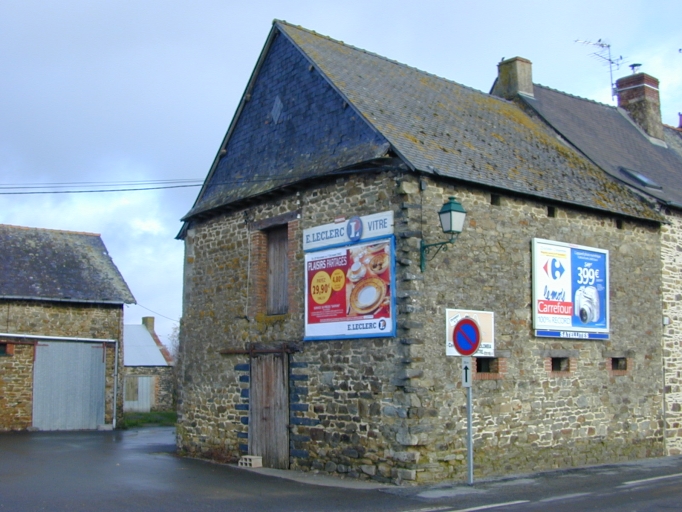 Vue générale sud-ouest ; Le Haut du Bourg : étable ancienne reprise à la fin du XIXe siècle