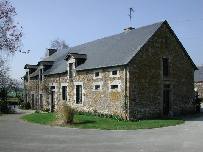 Vue générale sud est ; bâtiment au sud ; La Brosse
