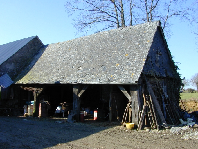 La remise à matériels : vue générale sud-est ; Vue générale sud-est ; La Bertrie, remise à matériels sur poteaux de bois