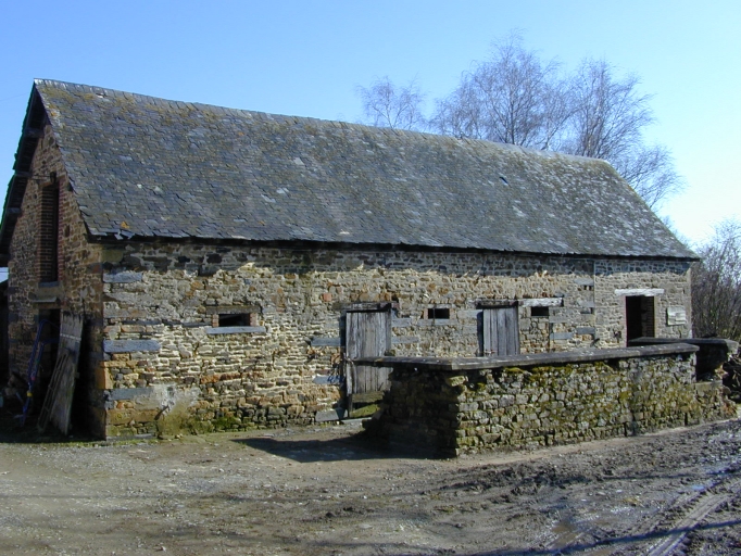 Les refuges à porcs : vue générale nord-ouest ; Vue générale nord-ouest ; Le Bas Montenou, grand refuge à porcs