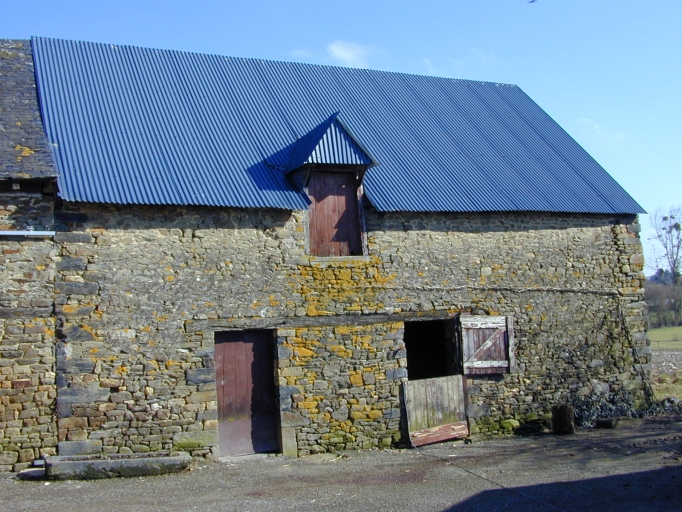 Vue générale nord-ouest ; Les Rochers de Montenou, étable construite peut être au XVIIIe siècle