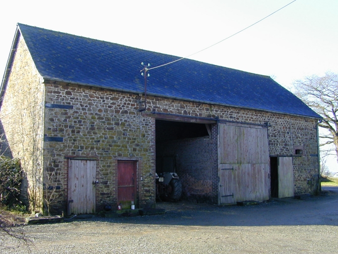 Vue générale nord-est ; Le Chêne Montsinault, grange-étable de la fin du XIXe siècle