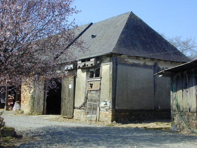 Vue générale sud-est ; Le Haut de la Voie, écurie en pan de bois et terrasse
