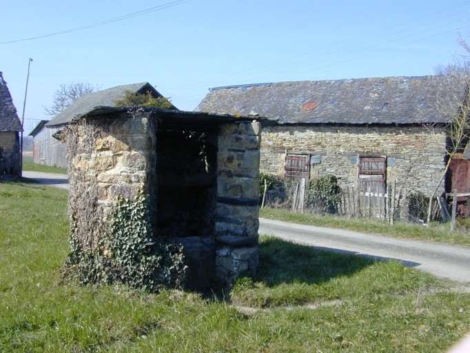Vue générale sud-est ; Les Teillais, puits couvert en palis de schiste