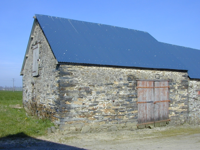 Vue générale sud-ouest ; La grange : vue générale sud-ouest ; La Cherruère, petite grange type fermée, en moellons de grès
