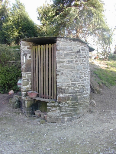 Vue générale nord-ouest ; Le puits : vue générale nord-ouest